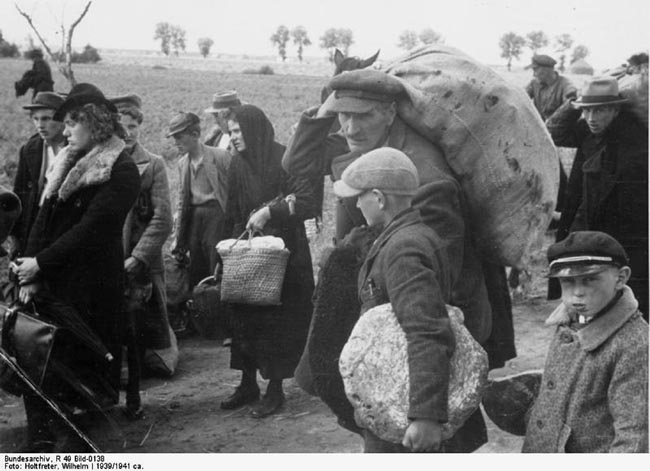 Bundesarchiv_R_49_Bild-0138,_Polen,_Wartheland,_Aussiedlung_von_Polen